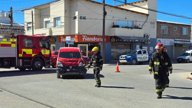Tres personas trasladadas tras un fuerte choque en Centenario