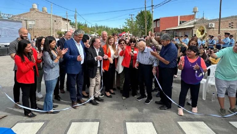 Rolando Figueroa estuvo en Plottier en el barrio Los Álamos con la vicegobernadora Gloria Ruiz.