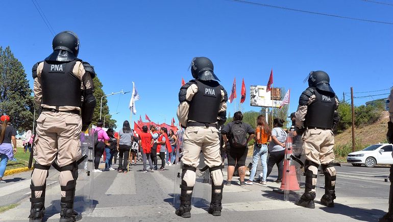 Las organizaciones realizaron cortes del lado de R&iacute;o Negro y de Neuqu&eacute;n.