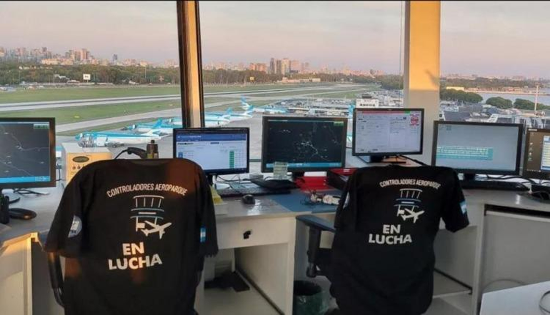 Los controladores aéreos responsables de gestionar y controlar el tráfico aéreo, tanto en el espacio aéreo como en los aeropuertos, asegurando que los vuelos sean seguros y eficientes. Los controladores aéreos responsables de gestionar y controlar el tráfico aéreo, tanto en el espacio aéreo como en los aeropuertos, asegurando que los vuelos sean seguros y eficientes.