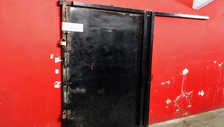 La puerta del búnker que tenía la barrabrava de Newell's en el estadio.