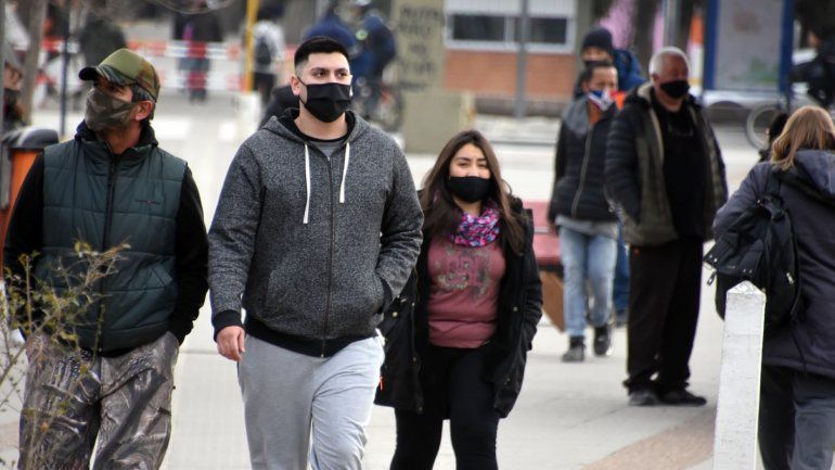 Los contagios por COVID siguen estando en una meseta en Neuquén.