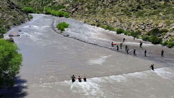 aparecio el cuerpo del joven criancero que cayo a las aguas del rio varvarco