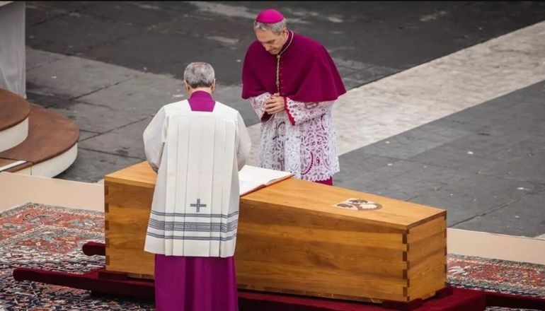 Todos los privilegios a los que renunció el papa Francisco para su funeral