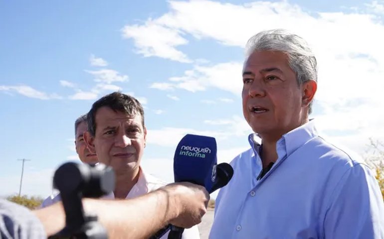 Rolando Figueroa realizó una recorrida por las obras del gasoducto que construye YPF en Añelo. Rolando Figueroa realizó una recorrida por las obras del gasoducto que construye YPF en Añelo.