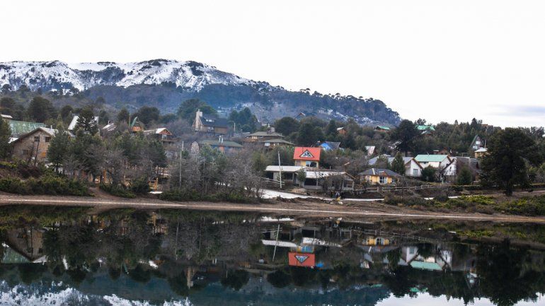 La villa tiene todavía buena nieve en los cerros cercanos y el parque de Batea Mahuida continúa abierto hasta fines de este mes.