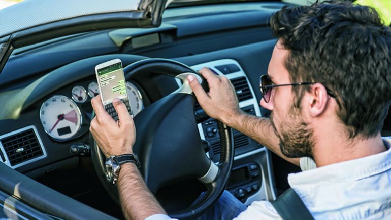 Usar el celular multiplica por 4 riesgo de accidente