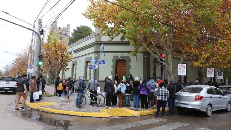 Reclamo de vecinos de Ruca Antú en Casa de Gobierno. Reclamo de vecinos de Ruca Antú en Casa de Gobierno.