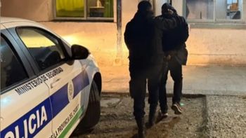 La policía detuvo a Matías Rima en Comodoro Rivadavia, cuando caminaba por la calle con la rueda de auxilio que acababa de robar del baúl de un auto. La policía detuvo a Matías Rima en Comodoro Rivadavia, cuando caminaba por la calle con la rueda de auxilio que acababa de robar del baúl de un auto.