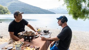 Entrevistando a Claudio Abraham a orillas del lago Huechulafquen. Entrevistando a Claudio Abraham a orillas del lago Huechulafquen.