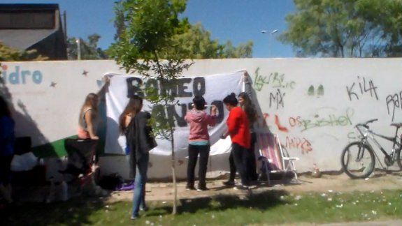 Fans de Romeo Santos hacen cola desde ayer para ver al cantante esta noche en el Casino Magic