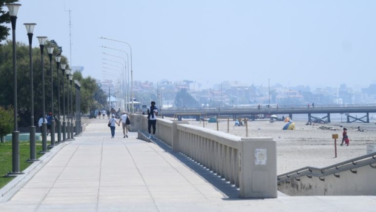 El tenue humo que cubrió Puerto Madryn en la mañana de este jueves preocupó a vecinos y turistas.