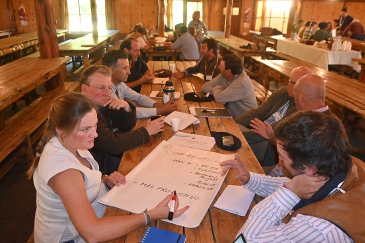Los productores se dividieron en 6 mesas de trabajo. Foto: gentileza SRN. Los productores se dividieron en 6 mesas de trabajo. Foto: gentileza SRN.