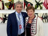 Luis Caputo y Kristalina Georgieva. La directora del FMI realizó algunos pedidos para Argentina, como por ejemplo la quita de los subsidios energéticos.