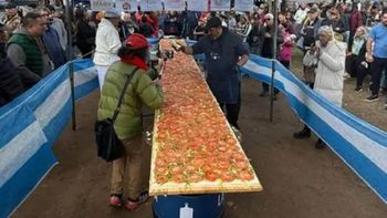 El sándwich de miga elaborado en Villa Gesell midió 6 metros y alcanzó un récord histórico. El sándwich de miga elaborado en Villa Gesell midió 6 metros y alcanzó un récord histórico.