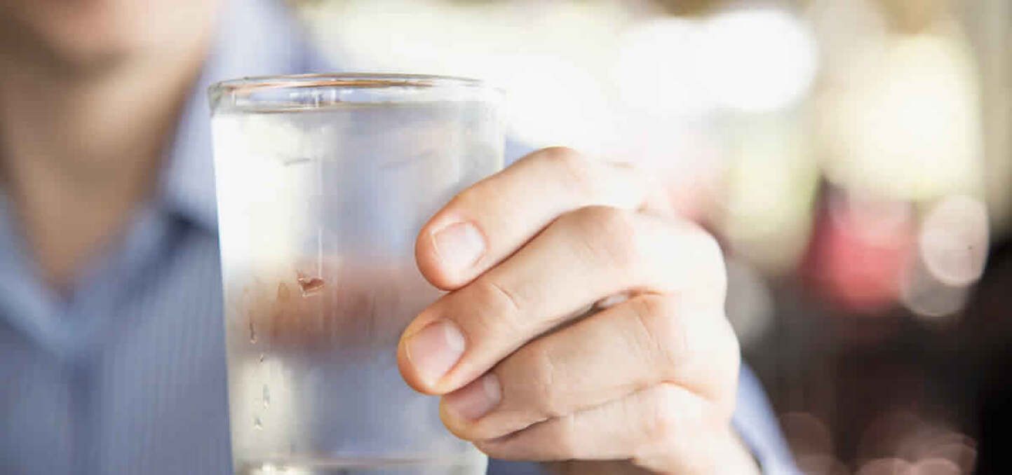 No son 2 litros: cuánta agua hay que tomar en el día según los especialistas