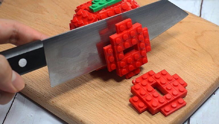 Viral en TikTok por hacer recetas con legos