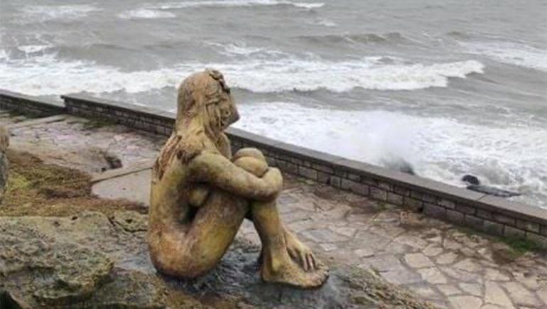 El misterio de Mar del Plata: buscan al artista que instaló una escultura en la costa