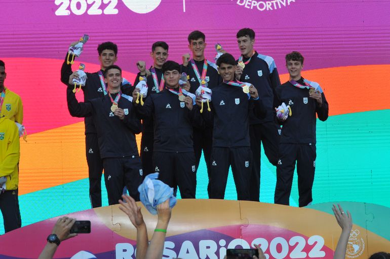 Lo pibes de beach handball de tomaron revancha de la derrota el mes pasado en Brasil y se quedaron con el oro (FOTO SERGIO DOVIO) 