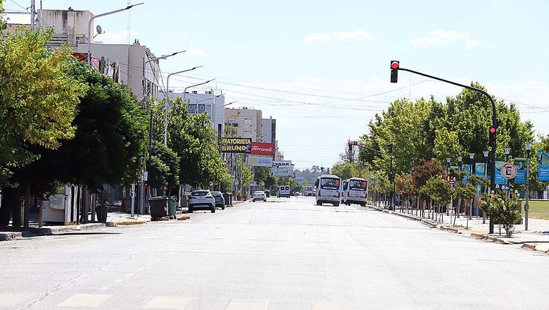 Este domingo las calles de la ciudad estuvieron vacías, mientras que los balnearios estuvieron repletos de personas. Este domingo las calles de la ciudad estuvieron vacías, mientras que los balnearios estuvieron repletos de personas.
