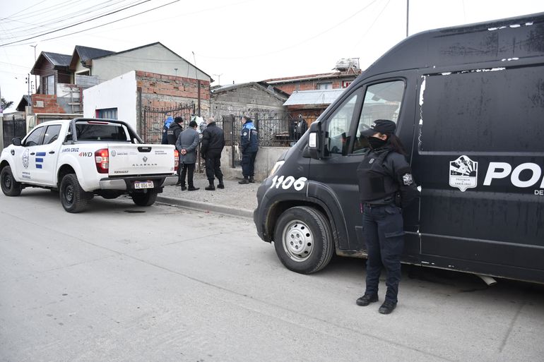 Uno de los allanamientos en el barrio Evita, de Río Gallegos. Uno de los allanamientos en el barrio Evita, de Río Gallegos. 