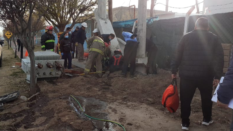Grave caída: lo aplastó un transformador que instalaba en El Chañar