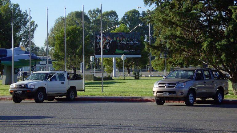 Incluso frente a la puerta de arribos hay vandalismo contra los coches.