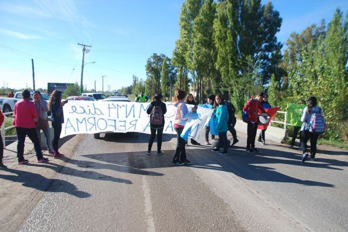 Alumnos y padres del CEM 14 protestan en el Puente 83.&nbsp;