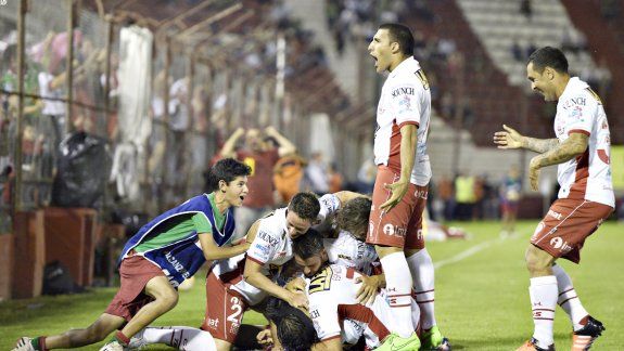 El festejo de los jugadores y el público de Huracán tras el primer gol. El Quemero definirá el certamen ante los colombianos. No perdió nunca con el River de Gallardo.
