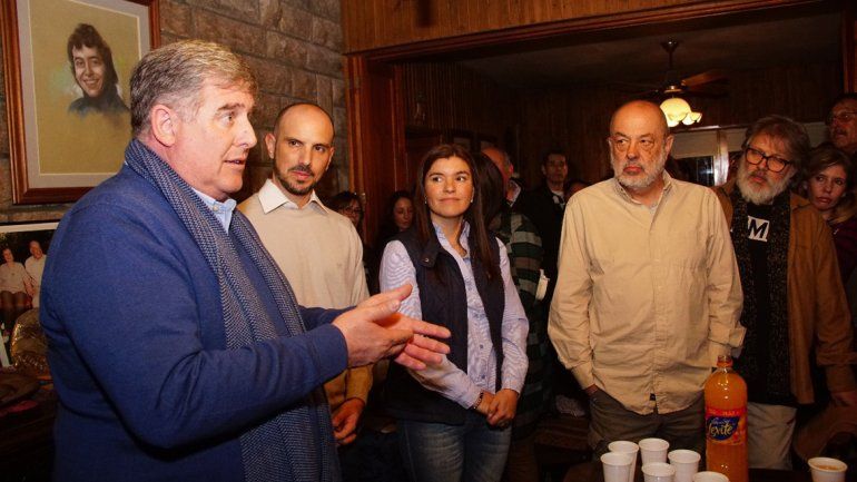 Alejandro Nicola junto a vecinos de la ciudad.