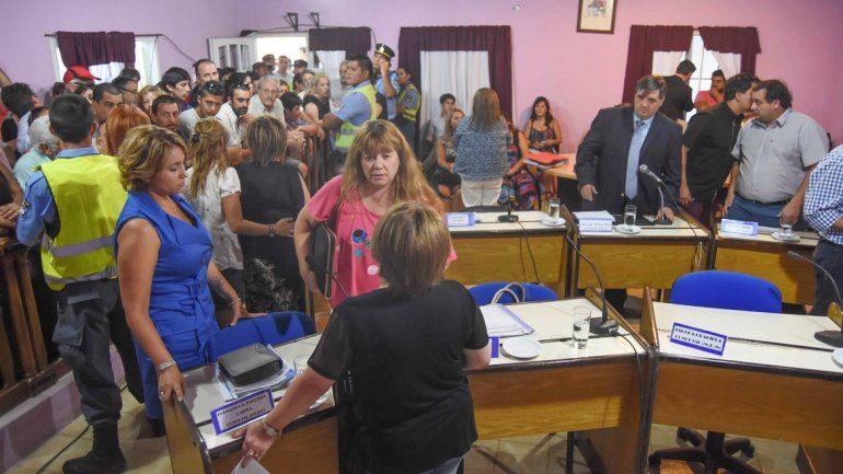 Los vecinos colmaron la sala del Concejo Deliberante para seguir la sesión que se inició con un corte de luz.