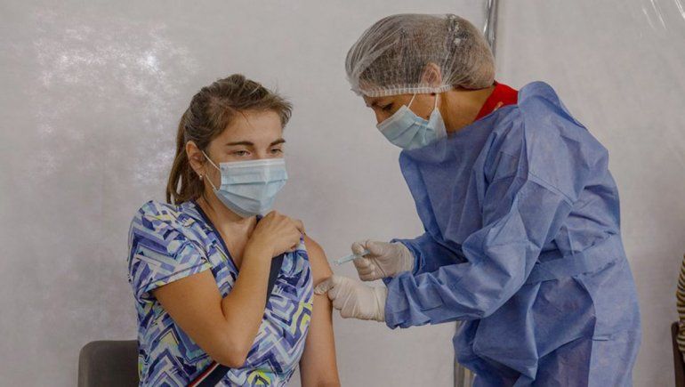 Empezaron a vacunar a personas con factores de riesgo