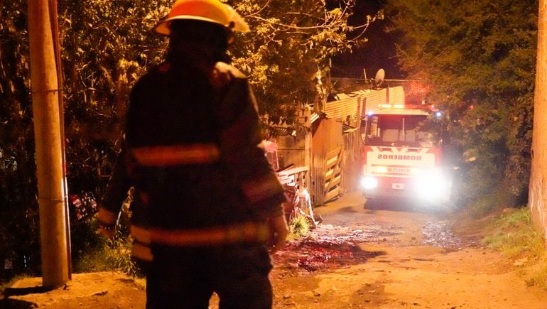 Una mamá y sus dos hijitos quedaron en la calle por un incendio
