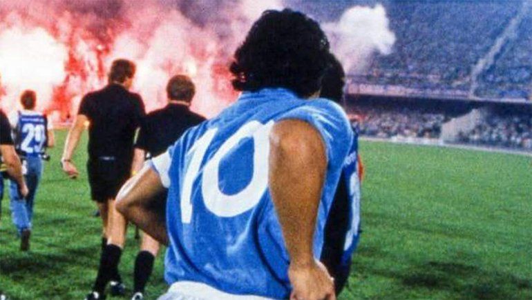 Diego Maradona, campeón en el Napoli.