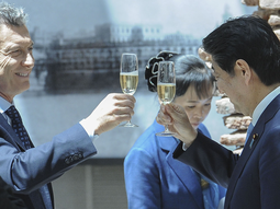 Macri junto al primer ministro japonés, Shinzo Abe, tras el anuncio de la apertura del mercado.. Macri junto al primer ministro japonés, Shinzo Abe, tras el anuncio de la apertura del mercado..