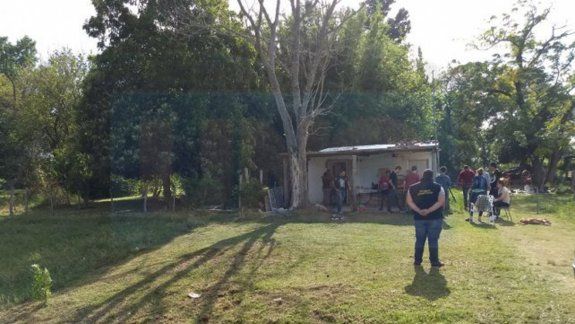 La víctima, un policía de Entre Ríos, murió por los duros golpes recibidos mientras dormía. Su hijo de 17 años es el principal sospechoso del crimen.