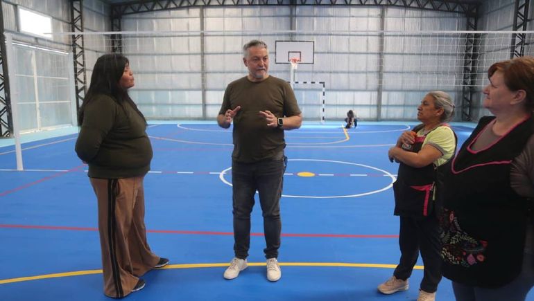 Mauricio Serenelli junto a vecinos de Hibepa. Mauricio Serenelli junto a vecinos de Hibepa.