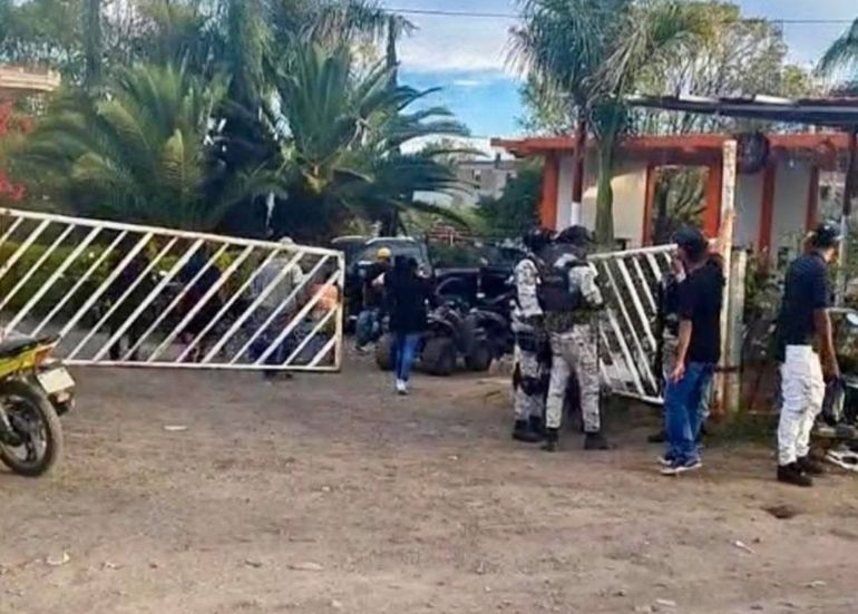 Según fuentes oficiales, el grupo armado irrumpió en la cancha y abrió fuego de manera directa contra los presentes. Según fuentes oficiales, el grupo armado irrumpió en la cancha y abrió fuego de manera directa contra los presentes.