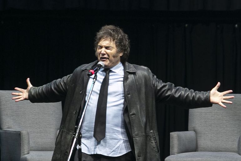 Javier Milei, cantando en el Luna Park. Javier Milei, cantando en el Luna Park.