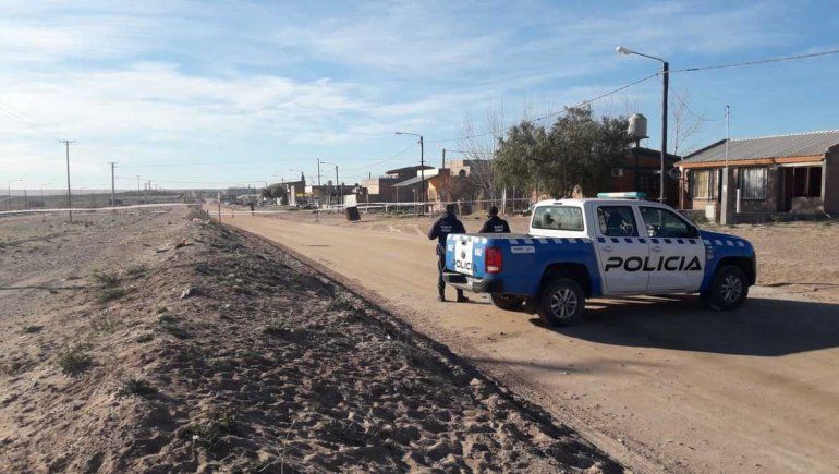 Encuentran a un hombre muerto en la vereda y se investiga un crimen