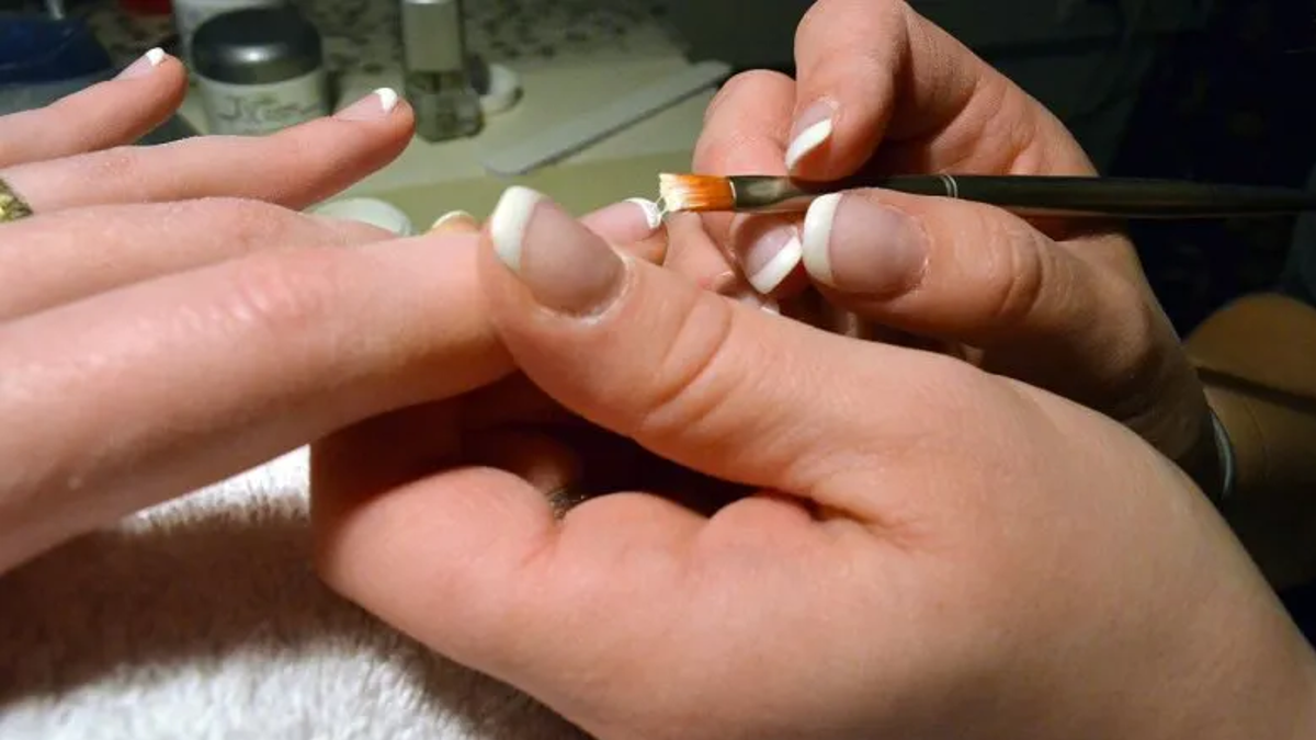 ¿Es peligroso hacerse las uñas? Alerta sobre los riesgos para la salud thumbnail