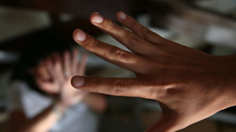 Un hombre fue declarado culpable de abusar sexualmente de sus dos hijas cuando convivía con ellas.