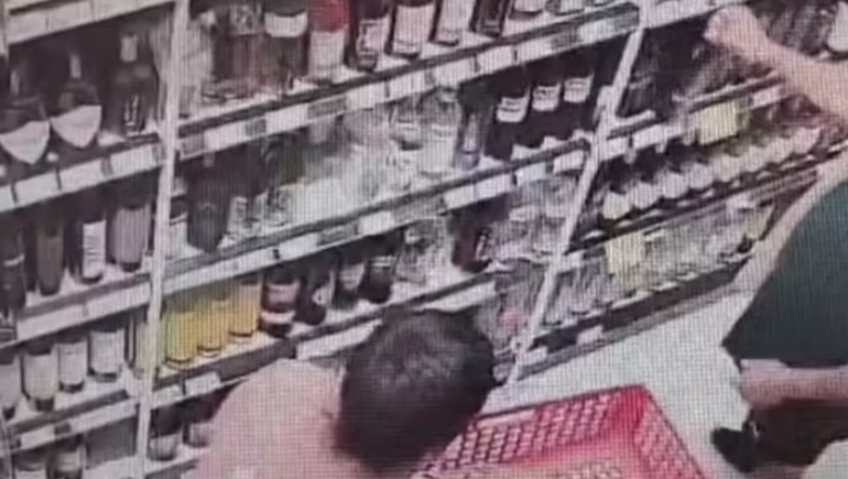 Los argentinos fueron captados por las cámaras en pleno robo