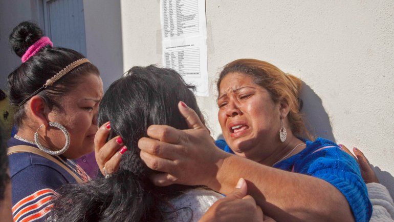 Mujeres llorando en las puertas de la cárcel de Monterrey.