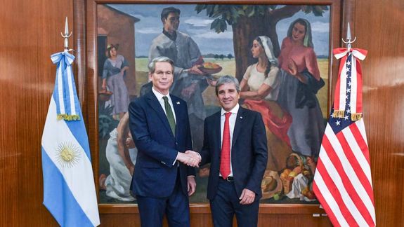 El ministro Caputo se reunió con el secretario de Tesoro de Estados Unidos