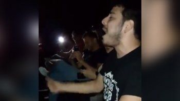 el joven que la rompio cantando como freddie mercury en el cine