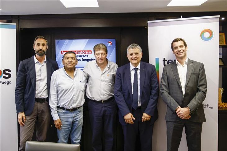 Autoridades de YPF y del gobierno de Tierra del Fuego, presentes en la firma del acuerdo.