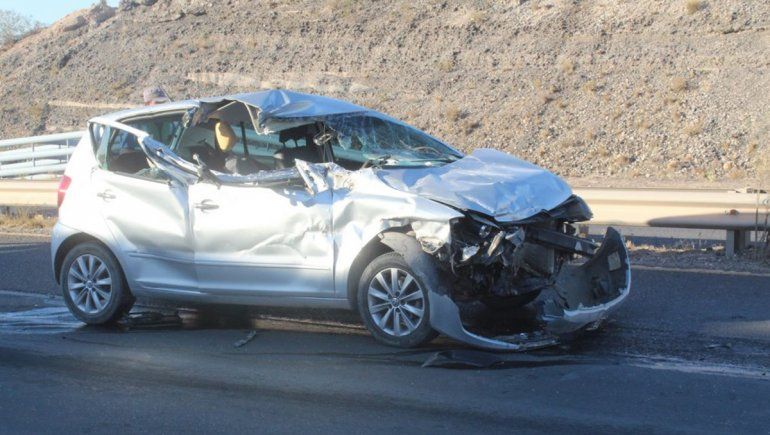 Un auto quedó destruido tras chocar contra un camión cargado de ladrillos
