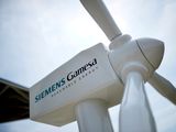 FOTO DE ARCHIVO: El logotipo de Siemens Gamesa en un aerogenerador en Zamudio, Euskadi, España, el 20 de junio de 2017. REUTERS/Vincent West