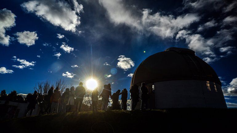 Por el eclipse de sol, el Parque Norte se copó de curiosos